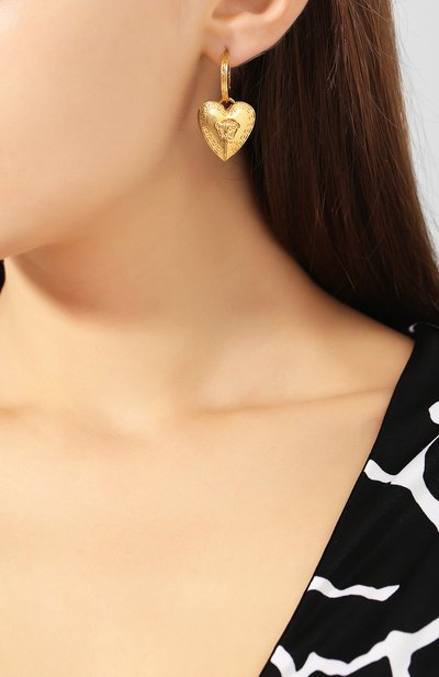 Серьги tribute VERSACE золотого цвета по цене 44700 руб., арт. DG2H051/DJMT, фото 2 Серьги tribute VERSACE, арт. DG2H051/DJMT, фото 2