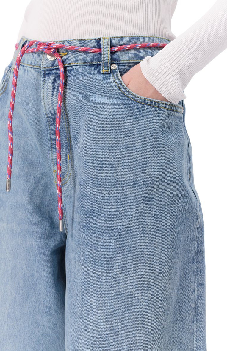 Женские джинсы M05CH1NO JEANS голубого цвета, арт. A0314/3217 | Фото 5 (Мат�ериал внешний: Хлопок, Деним; Длина (брюки, джинсы): Стандартные; Стили: Кэжуэл; Кросс-КТ: Деним; Силуэт Ж (брюки и джинсы): Широкие; Детали: Делаве)