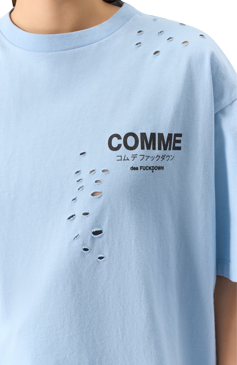 Женская хлопковая футболка COMME DES FUCKDOWN голубого цвета, арт. CFABW01310 | Фото 5 (Материал внешний: Хлопок; Длина (для топов): Стандартные; Рукава: 3/4; Пр�инт: С принтом; Стили: Гранж)