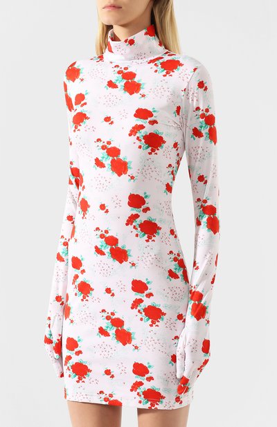 Платье с принтом VETEMENTS белого цвета по цене 65750 руб., арт. SS20DR294 2613/W/RED/WHITE FL0WERS, фото 3 Платье с принтом VETEMENTS, арт. SS20DR294 2613/W/RED/WHITE FL0WERS, фото 3