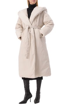 Женский пуховик JACOB LEE молочного цвета, арт. WDC0200AW24EC | Фото 3 (Рукава: Длинные; Материал утеплителя: Пух и перо; Драгоценные камни: Проставлено; Материал сплава: Проставлено; Длина (верхняя одежда): Длинные; Кросс-КТ: Пуховик; Стили: Кэжуэл; Материал внешний: Синтетический материал)
