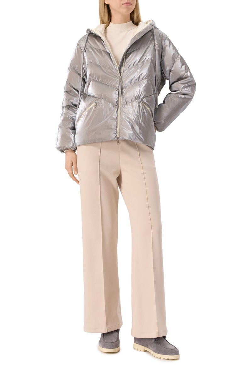 Женский пуховик MONCLER серебряного цвета, арт. 1A00047/53A3H | Фото 2 (Рукава: Длинные; Длина (верхняя одежда): Короткие; Материал подклада: Синтетический материал; Материал внешний: Синтетический материал; Материал утеплителя: Пух и перо; Кросс-КТ: Пуховик; Стили: Кэжуэл)