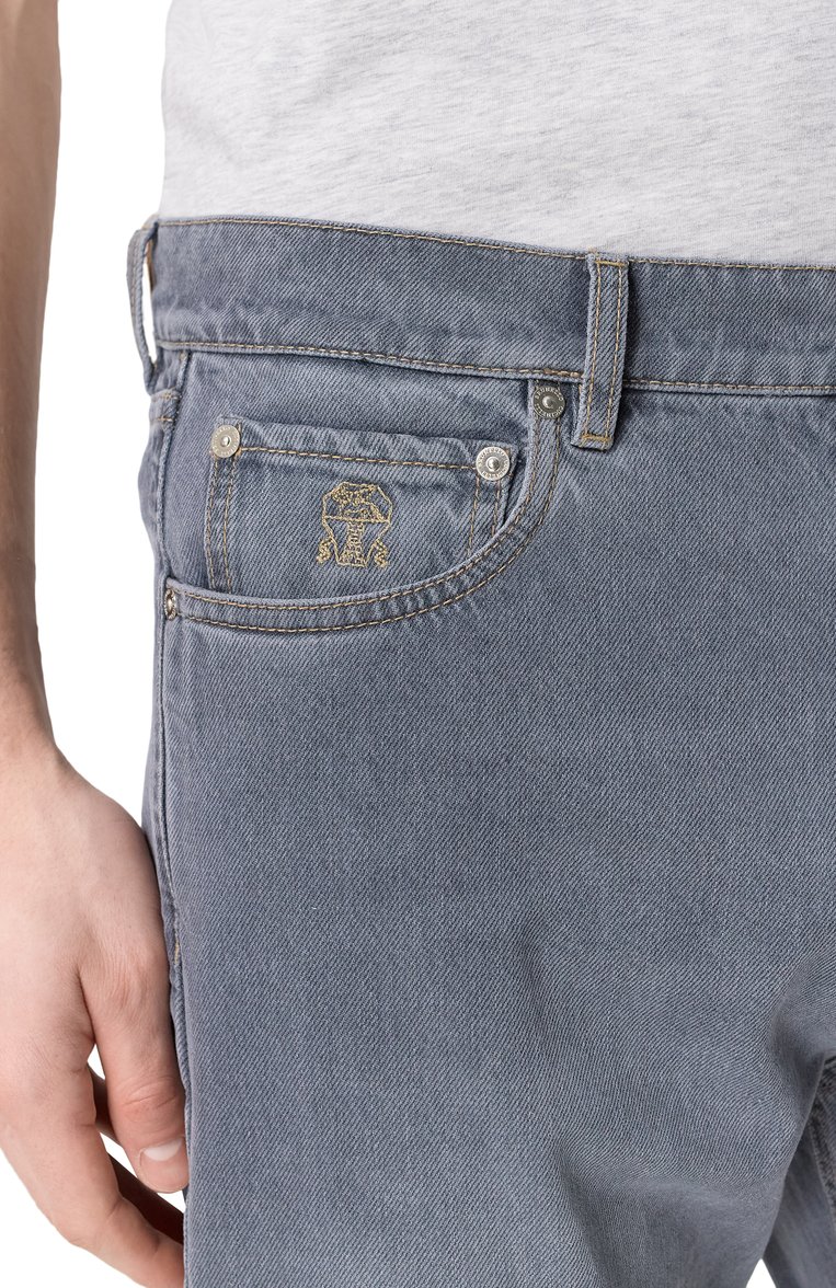 Мужские джинсы iconic fit BRUNELLO CUCINELLI серого цвета, арт. M240P01090 | Фото 5 (Длина (брюки, джинсы): Стандартные; Материал внешний: Хлопок, Деним; Стили: Кэжуэл, Повседневный; Кросс-КТ: Деним; Силуэт М (брюки): Прямые; Автоматизация состава: Проставлено; Автоматизация ТО: Проставлено; Детали: Делаве; Размерность: Идёт в размер)
