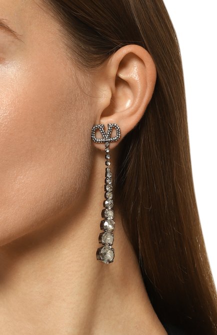 Женские серьги VALENTINO серебряного цвета, арт. 5W2J0W89/YCW | Фото 2 (Материал сплава: Проставлено; Материал: Кристаллы, Металл; Нос: Не проставлено)