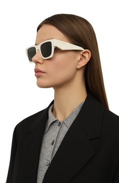 Женские солнцезащитные очки PRADA белого цвета, арт. A06S-17K08Z | Фото 2 (Региональные ограничения белый список (Axapta Mercury): Не проставлено; Нос: Не проставлено; Материал: Пластик; Тип очков: С/з; Оптика Гендер: оптика-женское; Очки форма: Прямоугольные)