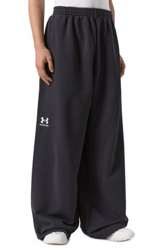 Мужского хлопковые брюки balenciaga х under armour BALENCIAGA черного цвета, арт. 809709/TRVB8 | Фото 7 (Материал внешний: Хлопок; Случай: Повседневный; Стили: Спорт-шик; Женское Кросс-КТ: Брюки-одежда; Региональные ограничения белый список (Axapta Mercury): Не проставлено; Силуэт Ж (брюки и джинсы): Широкие; Нос: Не проставлено)