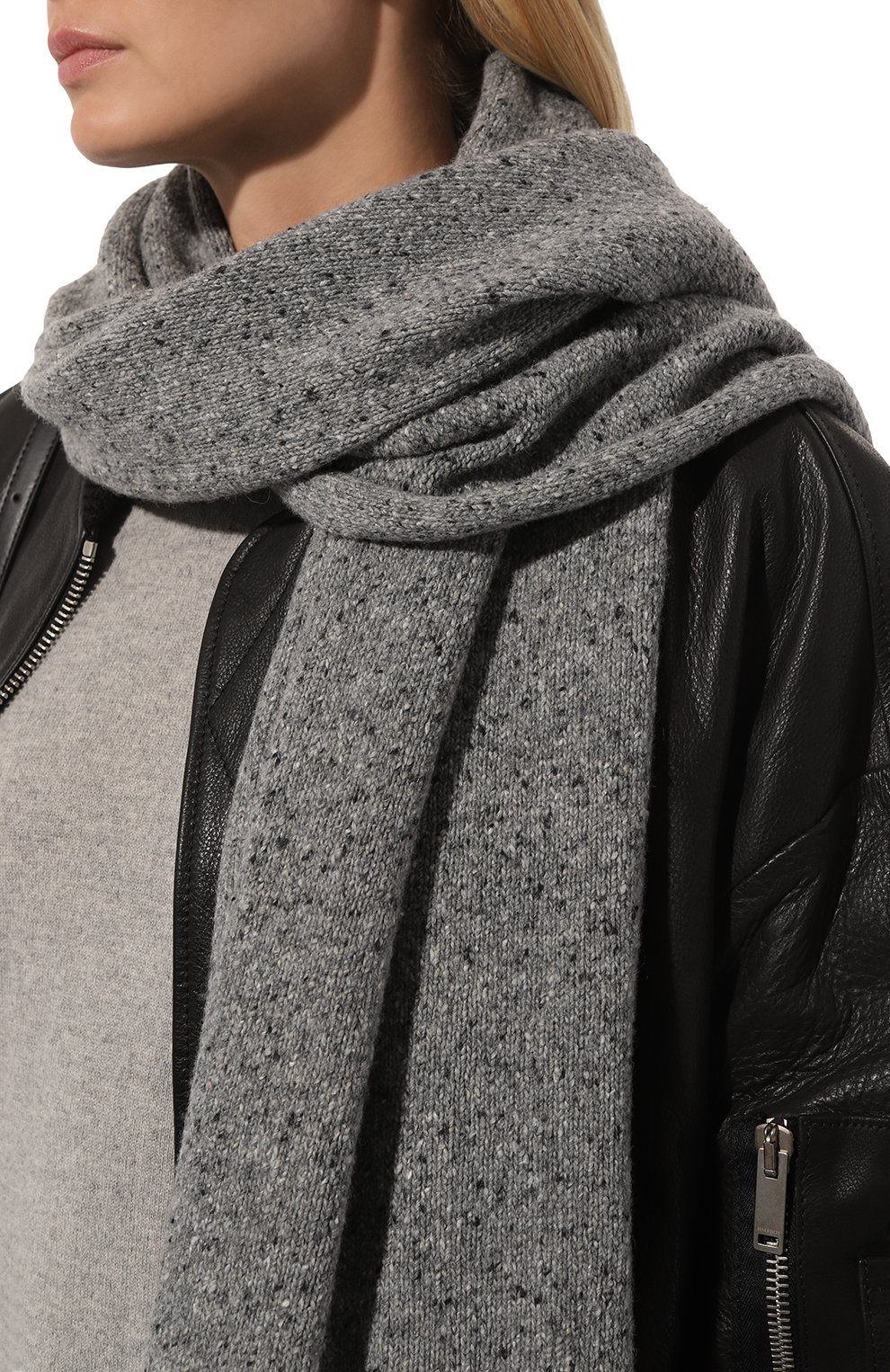 Шарф из шерсти и вискозы HALFBOY серого цвета по цене 34050 руб., арт. HFW231WASC095, фото 3 Шарф из шерсти и вискозы HALFBOY, арт. HFW231WASC095, фото 3