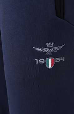 Мужские хлопковые джоггеры AERONAUTICA MILITARE темно-синего цвета, арт. PF965F581 | Фото 6 (Длина (брюки, джинсы): Стандартные; Материал сплава: Проставлено; Материал внешний: Хлопок; Драгоценные камни: Проставлено; Стили: Спорт-шик, Кэжуэл; Силуэт М (бр�юки): Джоггеры)