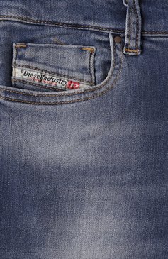 Детские джинсы DIESEL синего цвета, арт. J00816/KXBNR | Фото 3 (Нос: Не проставлено; Материал сплава: Проставлено; Детали: Потертости; Материал внешний: Хлопок; Ростовка одежда: 4 года | 104 см, 6 лет | 116 см, 8 лет | 128 см, 10 - 11 лет | 140 - 146см, 13 - 15 лет | 158 см, 16 лет | 164 см)