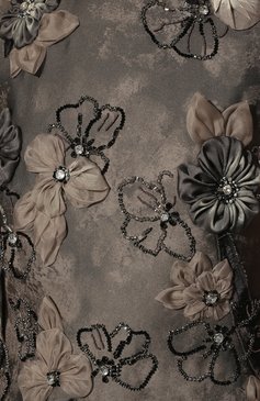 Женское платье MIU MIU серого цвета, арт. MF4581-10A6-F063H | Фото 5 (Материал внешний: Синтетический материал, Шелк; Длина Ж (юбки, платья, шорты): Миди; Женское Кросс-КТ: Платье-одежда; Случай: Коктейльный; Стили: Романтичный; Драгоценные камни: Проставлено; Материал сплава: Проставлено)