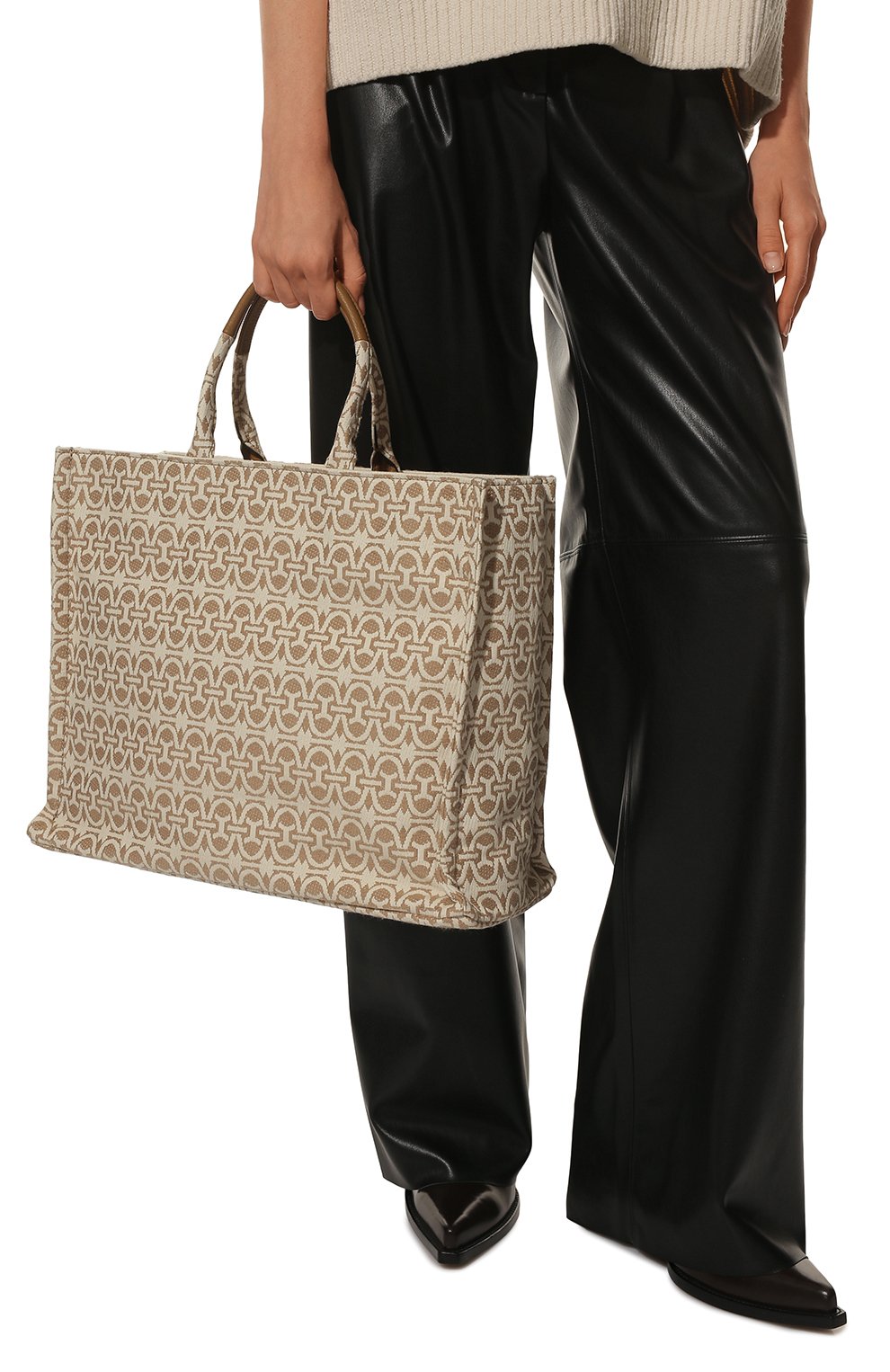 Сумка-тоут never without COCCINELLE светло-бежевого цвета по цене 32000 руб., арт. E1 MBD 18 01 01, фото 2 Сумка-тоут never without COCCINELLE, арт. E1 MBD 18 01 01, фото 2