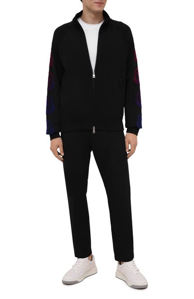 Хлопковые брюки MONCLER черного цвета по цене 44700 руб., арт. G2-091-2A000-11-595D0, фото 2 Хлопковые брюки MONCLER, арт. G2-091-2A000-11-595D0, фото 2