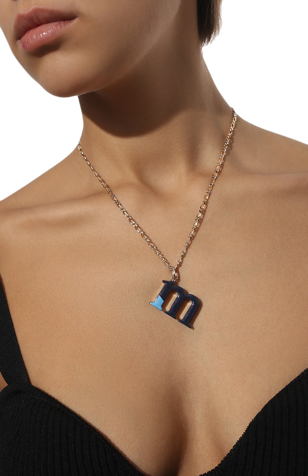 Кулон на цепочке alphabet m CHLOÉ синего цвета по цене 59300 руб., арт. CHC22SF04MBLQ, фото 2 Кулон на цепочке alphabet m CHLOÉ, арт. CHC22SF04MBLQ, фото 2