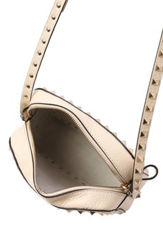 Женская сумка rockstud VALENTINO кремового цвета, арт. 5W2B0809/VSF | Фото 5 (Материал сплава: Проставлено; Материал: Натуральная кожа; Размер: mini; Драгоценные камни: Проставлено; Ремень/цепочка: На ремешке)