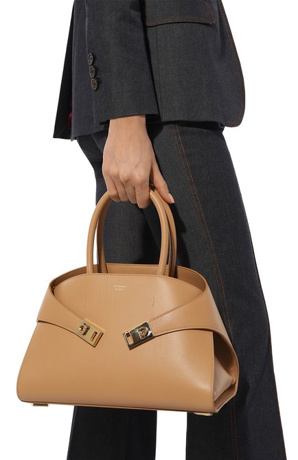 Женская сумка hug small SALVATORE FERRAGAMO светло-коричневого цвета, арт. 215608/769 | Фото 2 (Материал сплава: Проставлено; Драгоценные камни: Проставлено; Материал: Натуральная кожа; Ремень/цепочка: На ремешке; Размер: small)