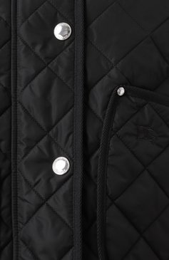 Женская куртка BURBERRY черного цвета, арт. 8072798 | Фото 6 (Длина (верхняя одежда): Короткие; Драгоценные камни: Проставлено; Материал подклада: Синтетический материал; Рукава: Длинные; Материал сплава: Проставлено; Кросс-КТ: Легкие, Куртка; Стили: Кэжуэл; Материал внешний: Синтетический материал)