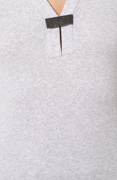 Женский хлопковый пуловер BRUNELLO CUCINELLI светло-серого цвета, арт. MPTC8BJ912 | Фото 5 (Рукава: Длинные; Длина (для топов): Стандартные; Материал сплава: Проставлено; Материал внешний: Хлопок; Женское Кр�осс-КТ: Пуловер-одежда; Драгоценные камни: Проставлено; Стили: Кэжуэл)