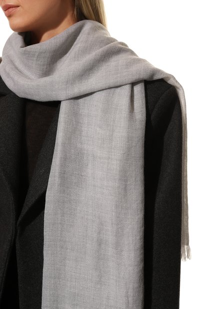 Кашемировый палантин BRUNELLO CUCINELLI серого цвета по цене 99000 руб., арт. MSC924059, фото 2 Кашемировый палантин BRUNELLO CUCINELLI, арт. MSC924059, фото 2