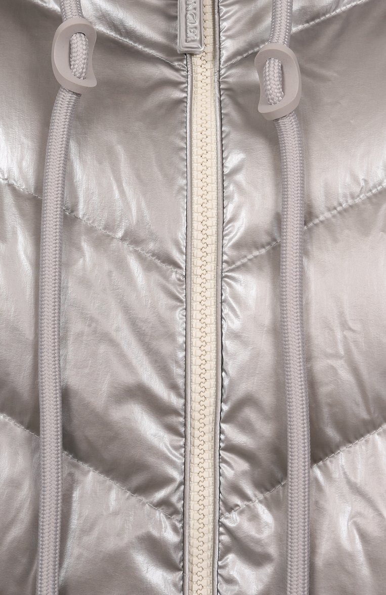 Женский пуховик MONCLER серебряного цвета, арт. 1A00047/53A3H | Фото 6 (Рукава: Длинные; Длина (верхняя одежда): Короткие; Материал подклада: Синтетический материал; Материал внешний: Синтетический материал; Материал утеплителя: Пух и перо; Кросс-КТ: Пуховик; Стили: Кэжуэл)