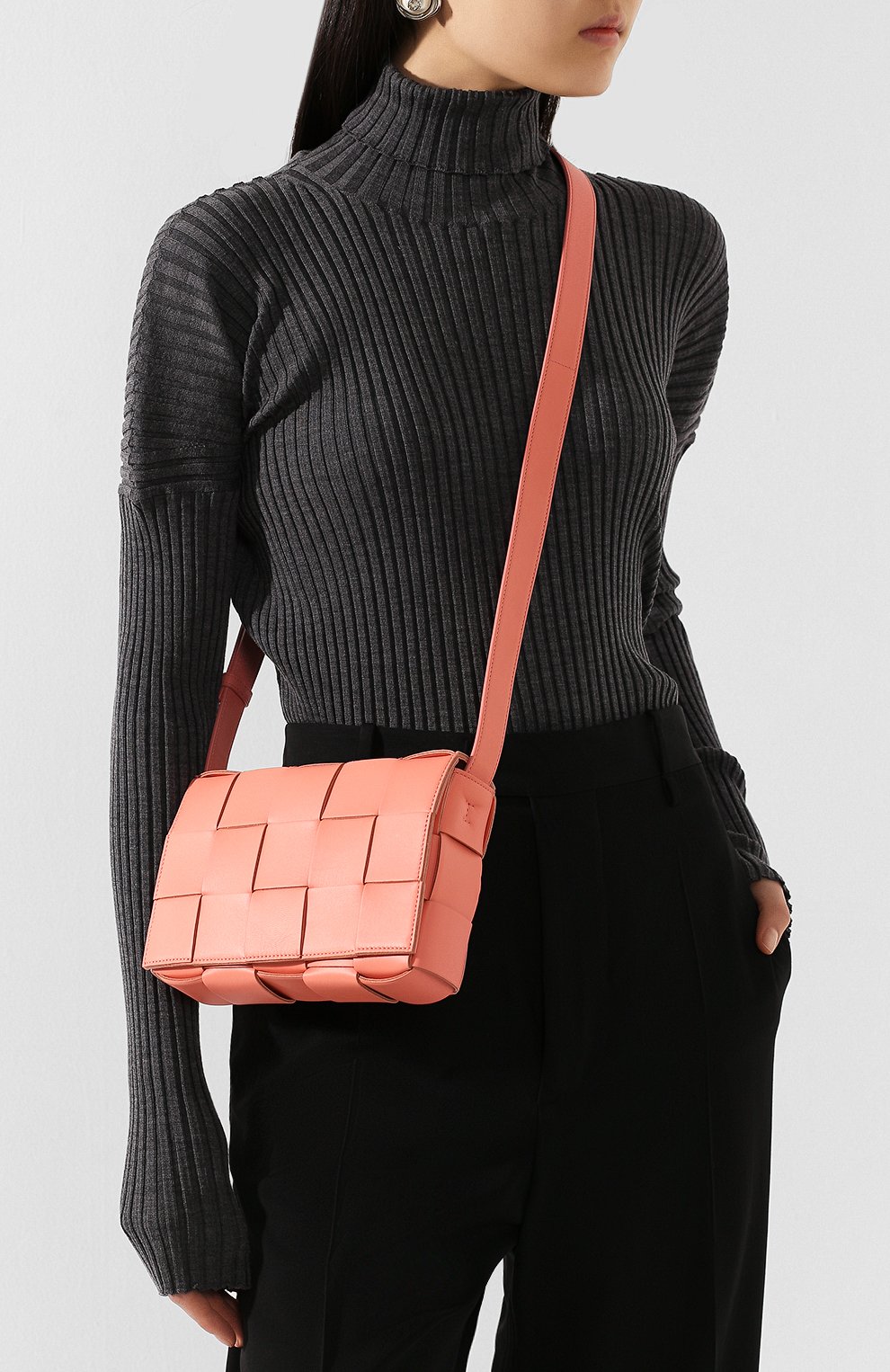 Сумка cassette BOTTEGA VENETA кораллового цвета по цене 299500 руб., арт. 578004/VMAY1, фото 2 Сумка cassette BOTTEGA VENETA, арт. 578004/VMAY1, фото 2