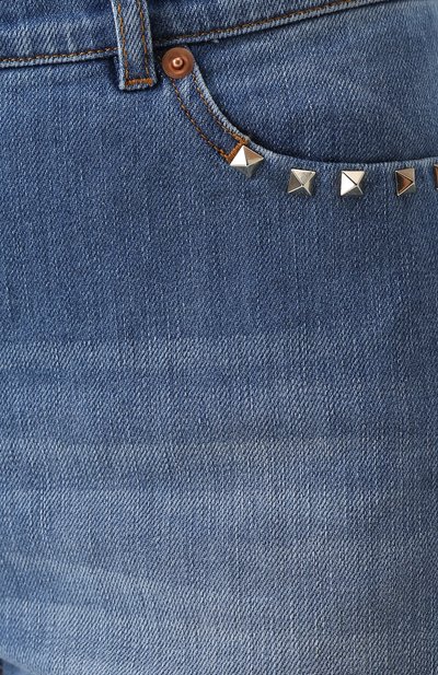 Укороченные джинсы с потертостями и заклепками VALENTINO, арт. NB3DD03G/2PY, фото 5