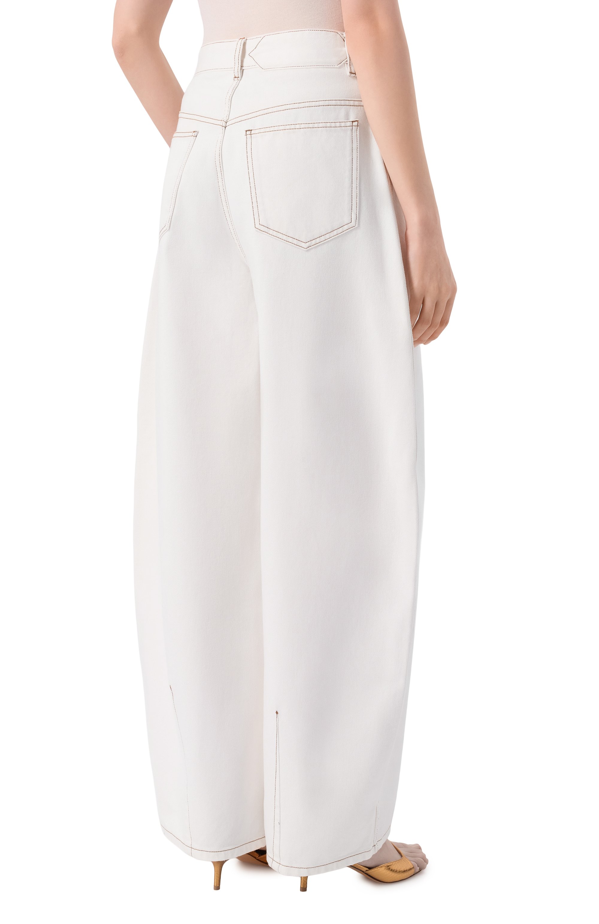 Джинсы JACQUEMUS молочного цвета по цене 69950 руб., арт. 25HPAW00609/AD00040, фото 4 Джинсы JACQUEMUS, арт. 25HPAW00609/AD00040, фото 4