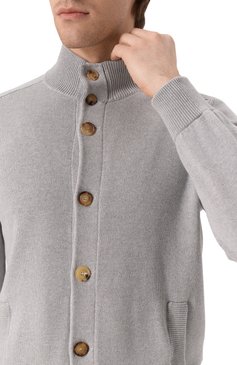 Мужской хлопковый кардиган BRUNELLO CUCINELLI серого цвета, арт. M28707006 | Фото 5 (Длина (для топов): Стандартные; Материал внешний: Хлопок; Рукава: Длинные; Мужское Кросс-КТ: Кардиган-одежда; Стили: Кэжуэл; Застежка: Пуговицы)