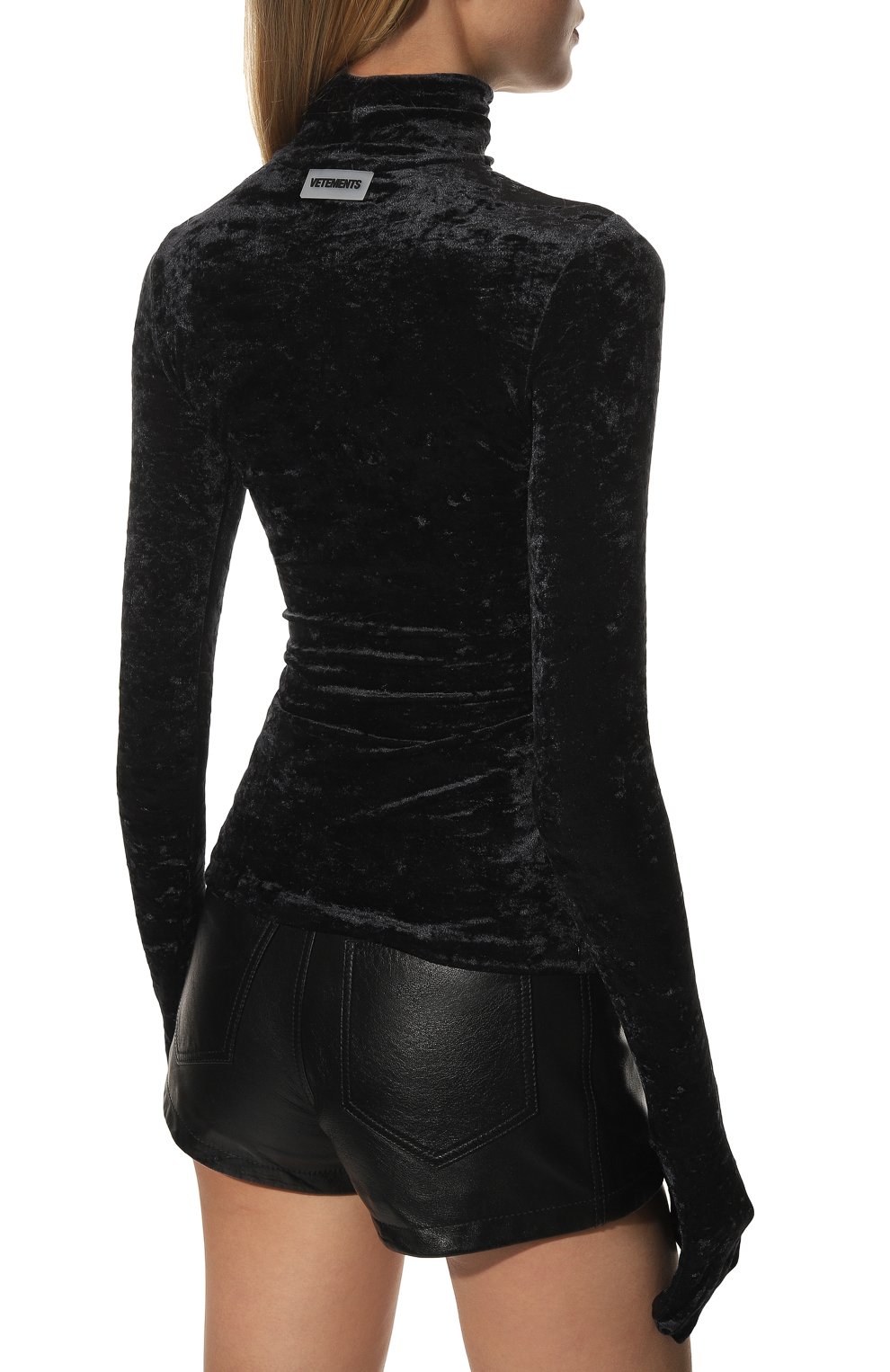 Водолазка VETEMENTS черного цвета по цене 112500 руб., арт. WA53T0600B 2700/BLACK, фото 4 Водолазка VETEMENTS, арт. WA53T0600B 2700/BLACK, фото 4