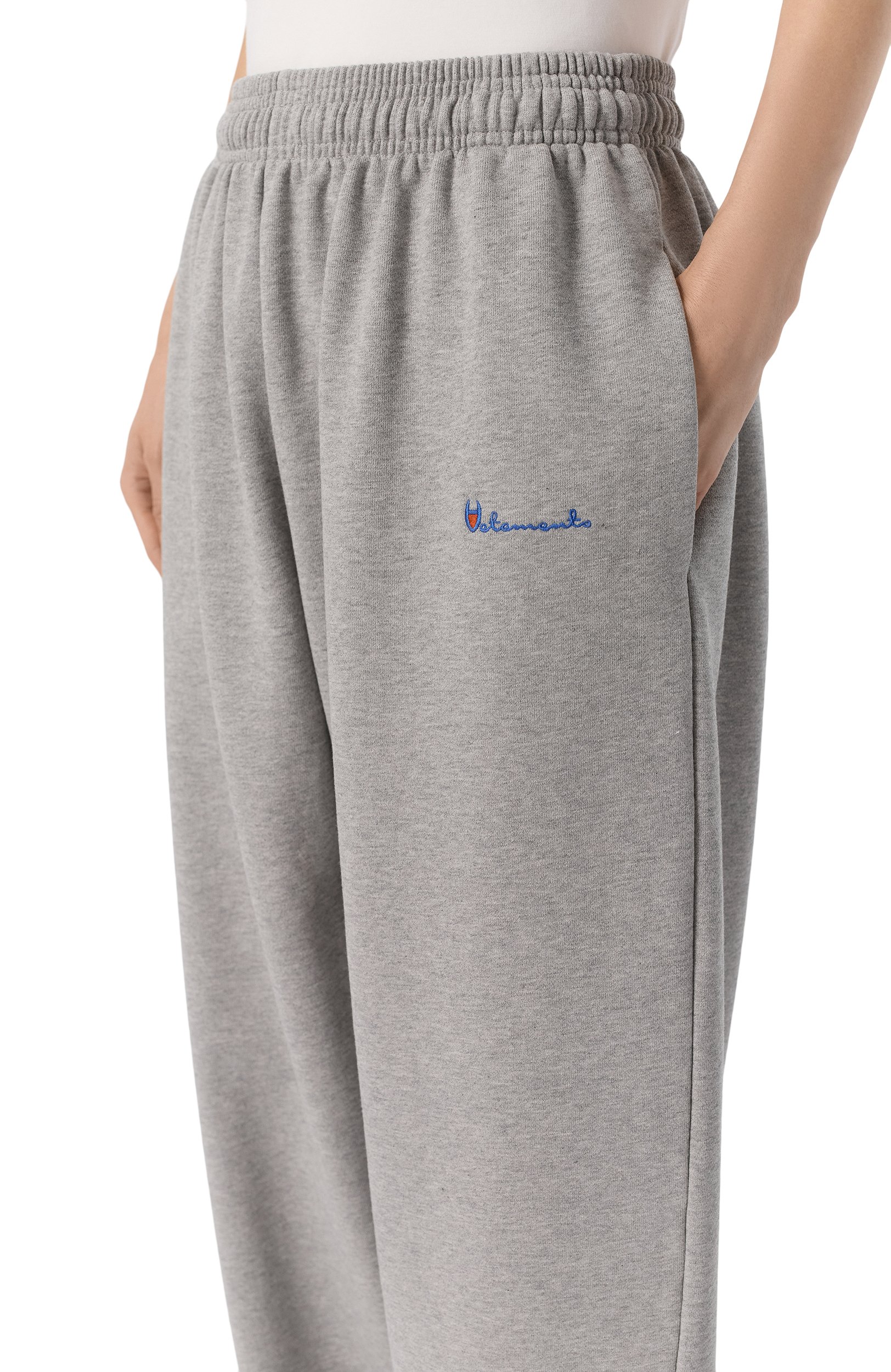Хлопковые джоггеры vetements x champion VETEMENTS серого цвета по цене 109500 руб., арт. MH27SP225G, фото 5 Хлопковые джоггеры vetements x champion VETEMENTS, арт. MH27SP225G, фото 5