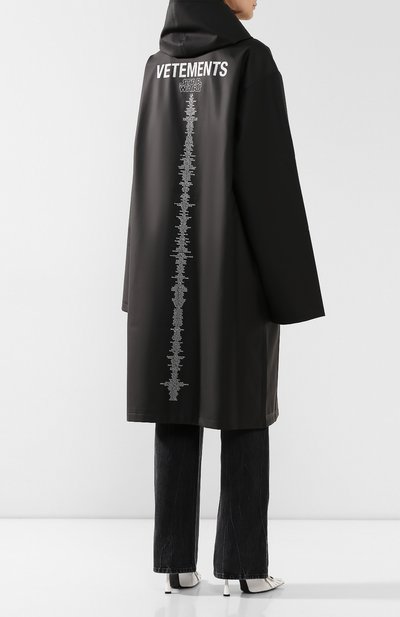 Плащ star wars x vetements VETEMENTS черного цвета по цене 89950 руб., арт. USW21JA026 1300/W, фото 4 Плащ star wars x vetements VETEMENTS, арт. USW21JA026 1300/W, фото 4