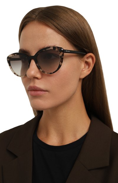Солнцезащитные очки PRADA коричневого цвета по цене 33500 руб., арт. SPR02V-E398-F00A7, фото 2 Солнцезащитные очки PRADA, арт. SPR02V-E398-F00A7, фото 2
