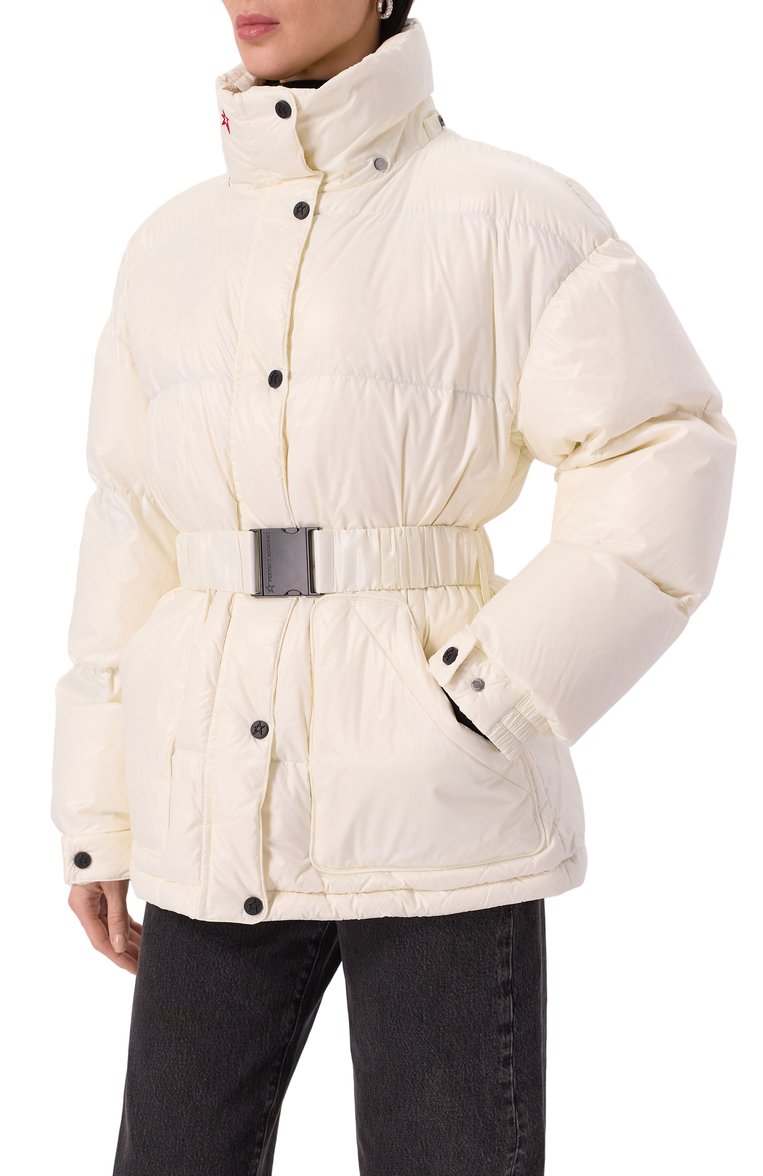 Женский пуховик PERFECT MOMENT молочного цвета, арт. W3001044/MAYA PARKA | Фото 8 (Драгоценные камни: Проставлено; Рукава: Длинные; Длина (верхняя одежда): Короткие; Материал утеплителя: Пух и перо; Материал сплава: Проставлено; Материал подклада: Синтетический материал; Кросс-КТ: Пуховик; Стили: Кэжуэл; Материал внешний: Синтетический материал)