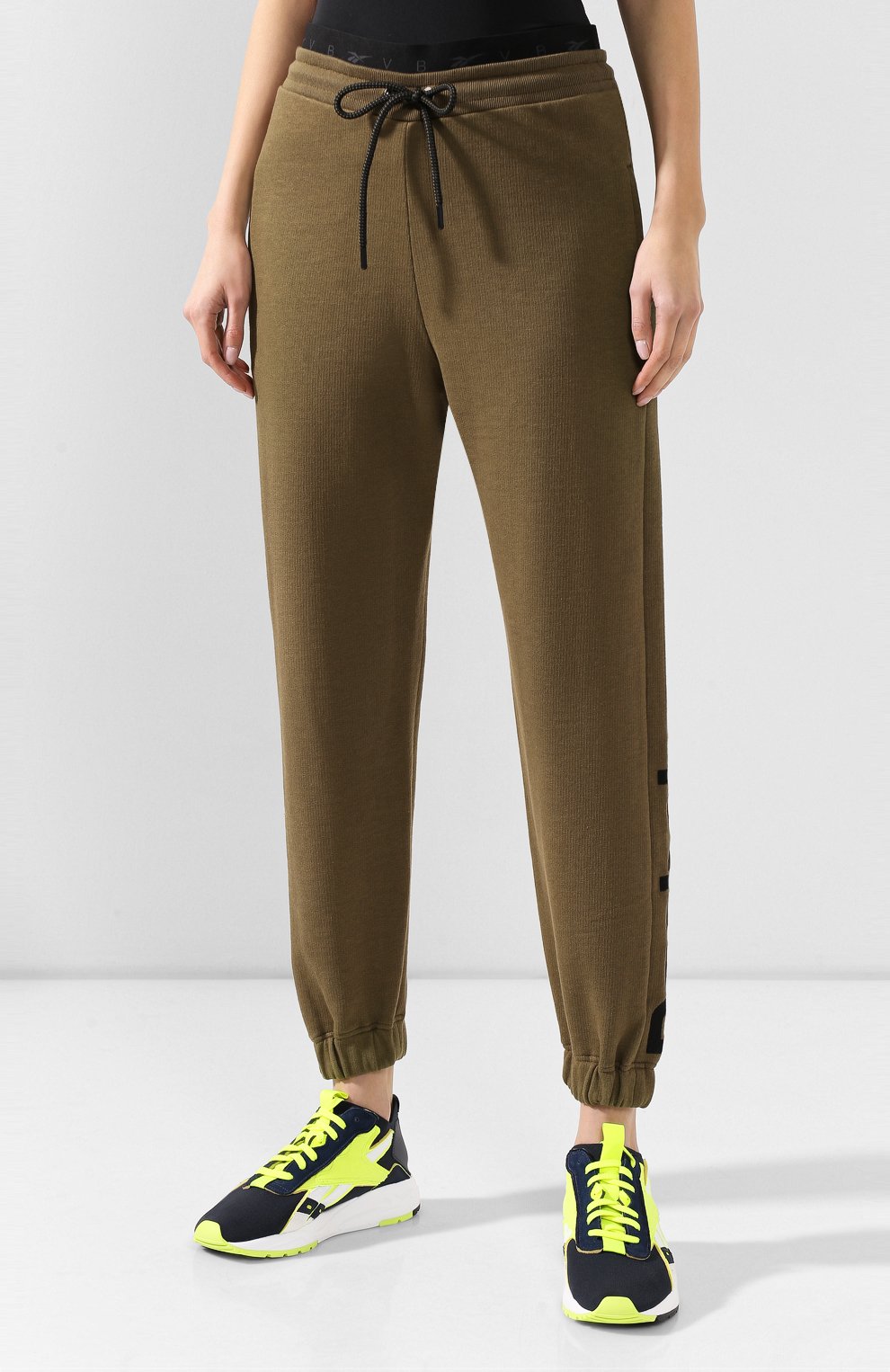 Джоггеры reebok x victoria beckham REEBOK хаки цвета по цене 25400 руб., арт. FM3603, фото 3 Джоггеры reebok x victoria beckham REEBOK, арт. FM3603, фото 3