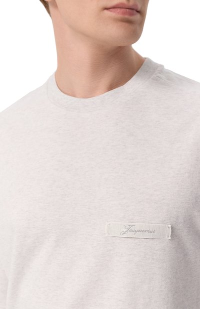 Хлопковая футболка JACQUEMUS серого цвета по цене 27800 руб., арт. 26HTSU00345/AJ00327, фото 5 Хлопковая футболка JACQUEMUS, арт. 26HTSU00345/AJ00327, фото 5