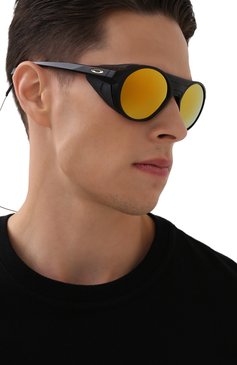 Женские солнцезащитные очки OAKLEY черного цвета, арт. 9440-944007 | Фото 3 (Кросс-КТ: С/з-унисекс; Региональные ограничения белый список (Axapta Mercury): Не проставлено, RU; Нос: Не проставлено; Материал: Пластик; Тип очков: С/з; Очки форма: Маска, Круглые; Оптика Гендер: оптика-уни�секс)