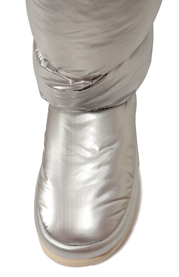 Женские сапоги classic maxi UGG серебряного цвета, арт. UGSCLMXUTMS1135152W | Фото 6 (Материал внешний: Текстиль; Материал утеплителя: Натуральный мех, Шерсть, Текстиль; Подошва: Платформа; Высота голенища: Средние; Женское Кросс-КТ: Дутики; Каблук тип: Устойчивый)