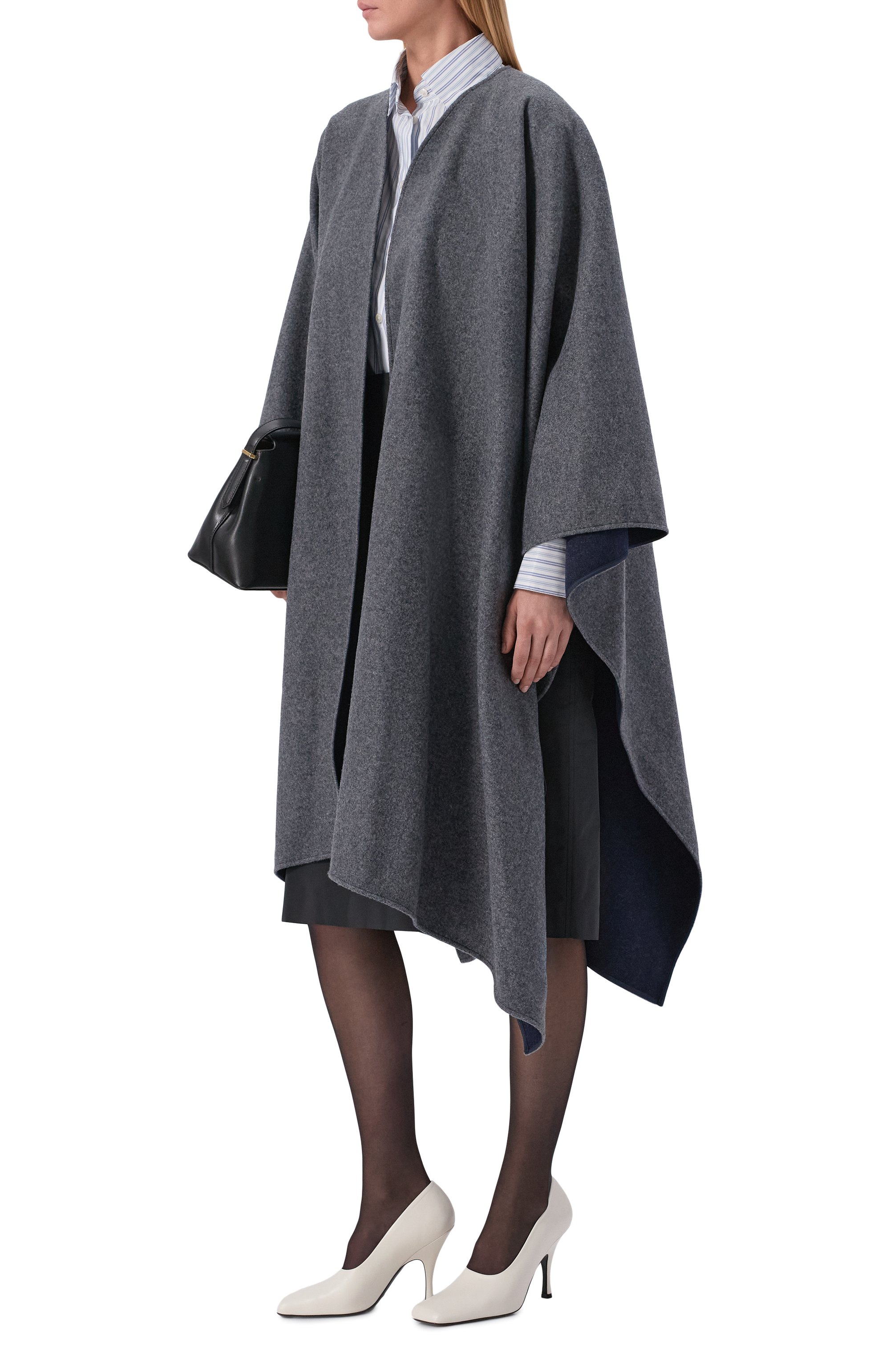 Двусторонний шерстяной кейп señora SANCHY серого цвета по цене 43400 руб., арт. AW25.54.01/80, фото 2 Двусторонний шерстяной кейп señora SANCHY, арт. AW25.54.01/80, фото 2