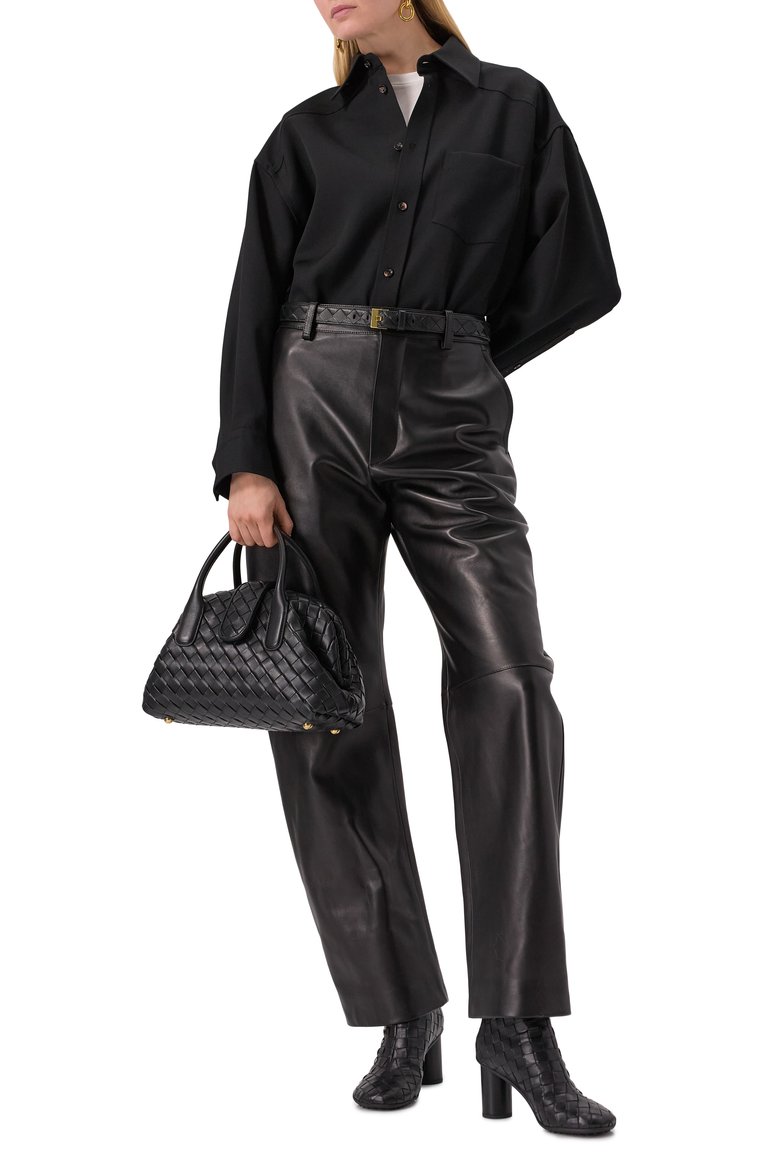 Женская шерстяная рубашка BOTTEGA VENETA черного цвета, арт. 797480 V3PH0 | Фото 2 (Материал внешний: Шерсть; Длина (для топов): Удлиненные; Рукава: Длинные; Принт: Без принта; Стили: Классический; Женское Кросс-КТ: Рубашка-одежда)