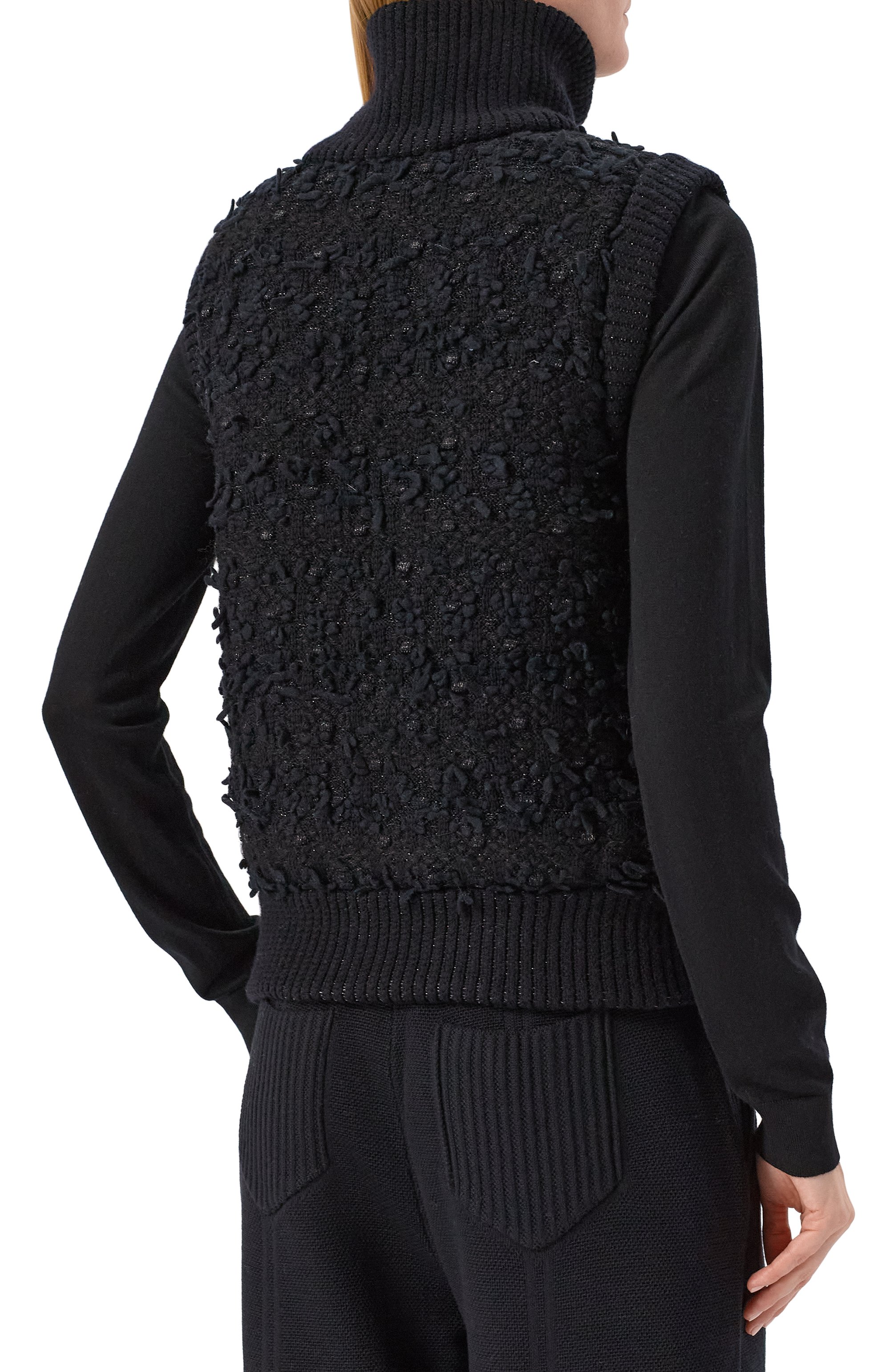 Утепленный жилет AND THE BRAND черного цвета по цене 92680 руб., арт. W26-VC001-1002-900, фото 4 Утепленный жилет AND THE BRAND, арт. W26-VC001-1002-900, фото 4