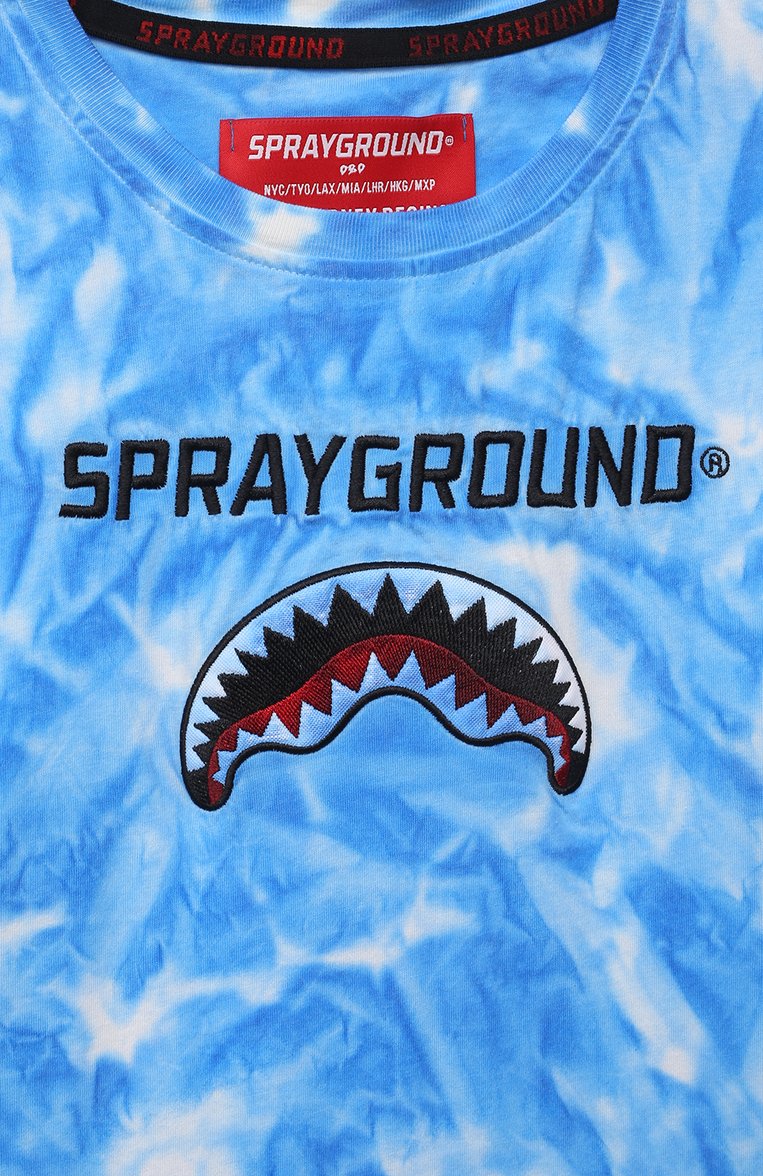 Детская хлопковая футболка SPRAYGROUND синего цвета, арт. 21PESPY181 | Фото 3 (Материал внешний: Хлопок; Рукава: Короткие; Региональные ограничения белый список (Axapta Mercury): RU; Мальчики Кросс-КТ: Футболка-одежда; Материал сплава: Проставлено; Драгоценные камни: Проставлено; Ростовка одежда: 10 - 11 лет | 140 - 146см, 12 лет | 152 см, 13 - 15 лет | 158 см, 16 лет | 164 см, 8 лет | 128 см)