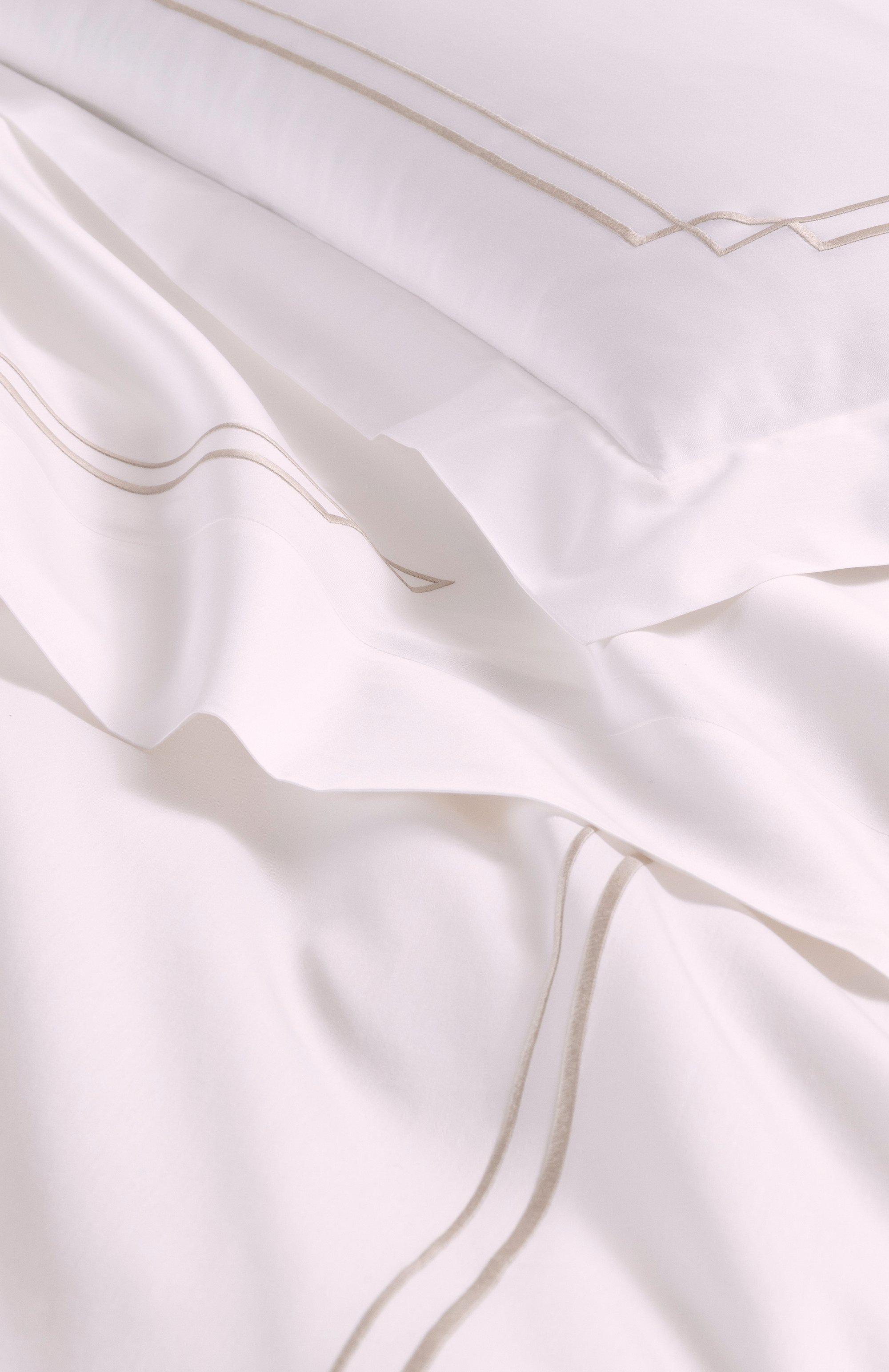 Комплект постельного белья layering embroidery FRETTE белого цвета по цене 243500 руб., арт. FR6940 E3491 240B, фото 3 Комплект постельного белья layering embroidery FRETTE, арт. FR6940 E3491 240B, фото 3