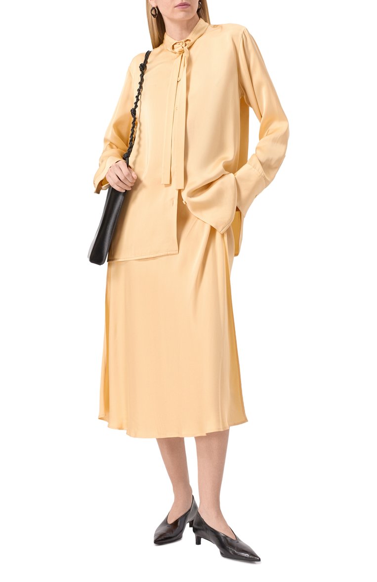 Женская блузка из вискозы JIL SANDER бежевого цвета, арт. J01DL0143-J65022 | Фото 2 (Материал внешний: Вискоза; Рукава: Длинные; Длина (для топов): Удлиненные; Женское Кросс-КТ: Блуза-одежда; Стили: Кэжуэл; Кросс-КТ: костюм; Принт: Без принта; Автоматизация ТО: Проставлено; Автоматизация состава: Проставлено)