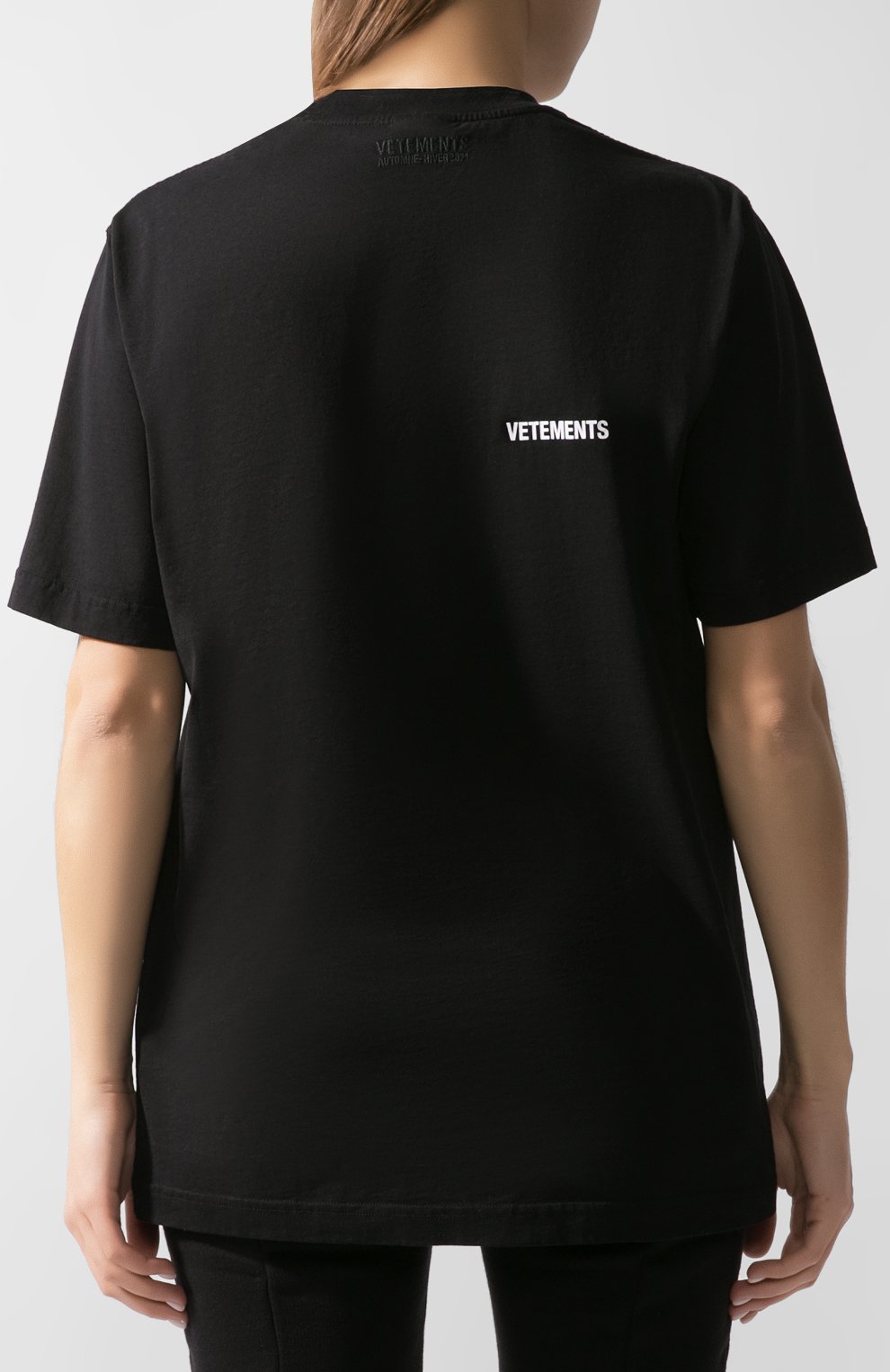 Хлопковая футболка VETEMENTS черного цвета по цене 31100 руб., арт. UAH21TR501 1600/W, фото 4 Хлопковая футболка VETEMENTS, арт. UAH21TR501 1600/W, фото 4