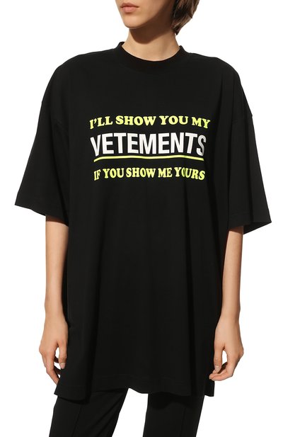 Хлопковая футболка VETEMENTS черного цвета по цене 43750 руб., арт. UA53TR230B 1610/W, фото 3 Хлопковая футболка VETEMENTS, арт. UA53TR230B 1610/W, фото 3