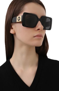 Женские солнцезащитные очки VERSACE черного цвета, арт. 4405-GB1/87 | Фото 2 (Региональные ограничения белый список (Axapta Mercury): RU; Тип очков: С/з; Очки форма: Квадратные, Прямоугольные; Оптика Гендер: оптика-женское)