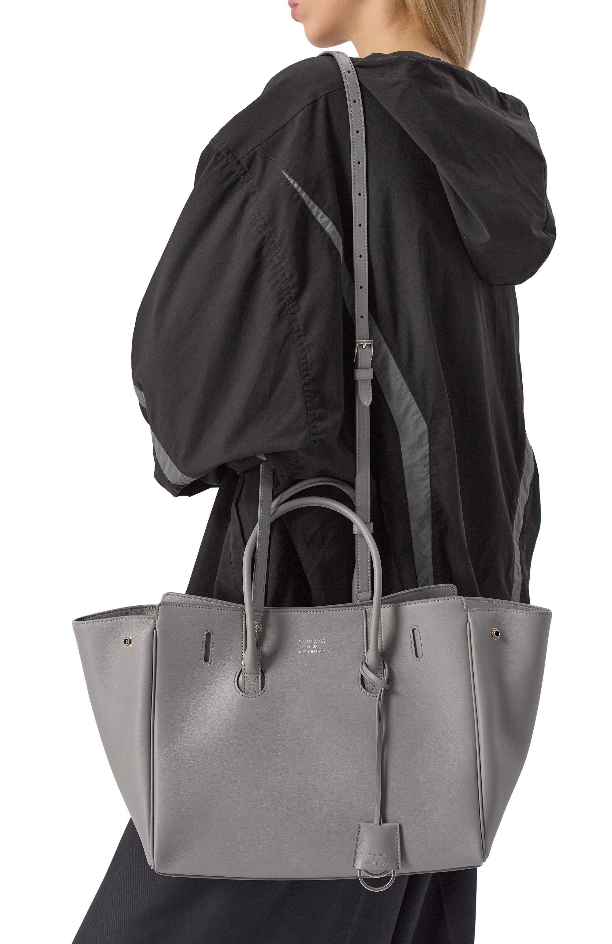 Сумка hampton small BALENCIAGA серого цвета по цене 433500 руб., арт. 813357/2ABAW, фото 2 Сумка hampton small BALENCIAGA, арт. 813357/2ABAW, фото 2