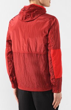 Мужская куртка с капюшоном STONE ISLAND красного цвета, арт. 701543632 | Фото 4 (Рукава: Длинные; Длина (верхняя одежда): Короткие; Материал внешний: Синтетический материал; Статус проверки: Проверена категория; Мужское Кросс-КТ: Верхняя одежда; Кросс-КТ: Ветровка, Куртка, Легкие; Материал сплава: Проставлено; Драгоценные камни: Проставлено; Стили: Кэжуэл)