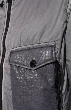 Мужская куртка STONE ISLAND серебряного цвета, арт. 731543035 | Фото 5 (Длина (верхняя одежда): Короткие; Драгоценные камни: Проставлено; Материал внешний: Синтетический материал; Материал сплава: Проставлено; Рукава: Длинные; Кросс-КТ: Ветровки, Куртка, Легкие; Стили: Кэжуэл)