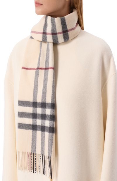 Кашемировый шарф BURBERRY кремового цвета по цене 76250 руб., арт. 8077884, фото 2 Кашемировый шарф BURBERRY, арт. 8077884, фото 2