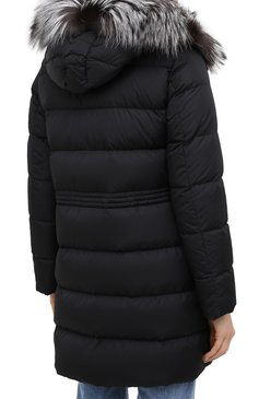 Женский пуховик MONCLER черного цвета, арт. F2-093-1B510-02-C0059 | Фото 5 (Рукава: Длинные; Длина (верхняя одежда): До середины бедра; Материал внешний: Синтетический материал; Женское Кросс-КТ: Пуховик-пальто; Кросс-КТ: Пуховик; Материал сплава: Проставлено; Материал подклада: Синтетический материал; Драгоценные камни: Проставлено; Материал утеплителя: Пух и перо; Стили: Кэжуэл)